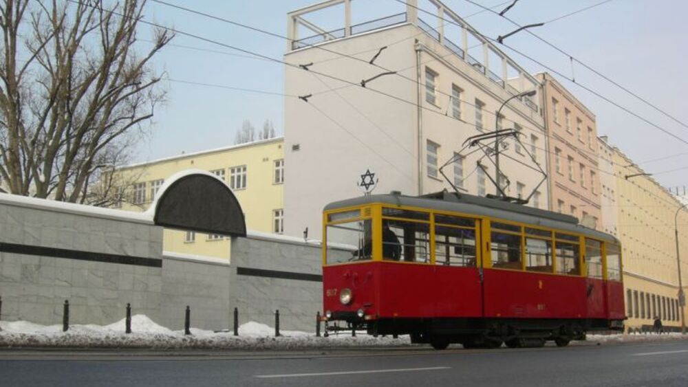 tramwaj z gwiazdą Dawida przed pomnikiem Umschlagplatz w Warszawie