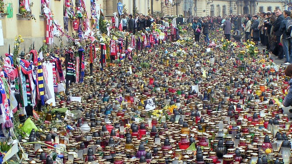 Znicze przed Pałacem Biskupim cztery dni po śmierci papieża Jana Pawła II