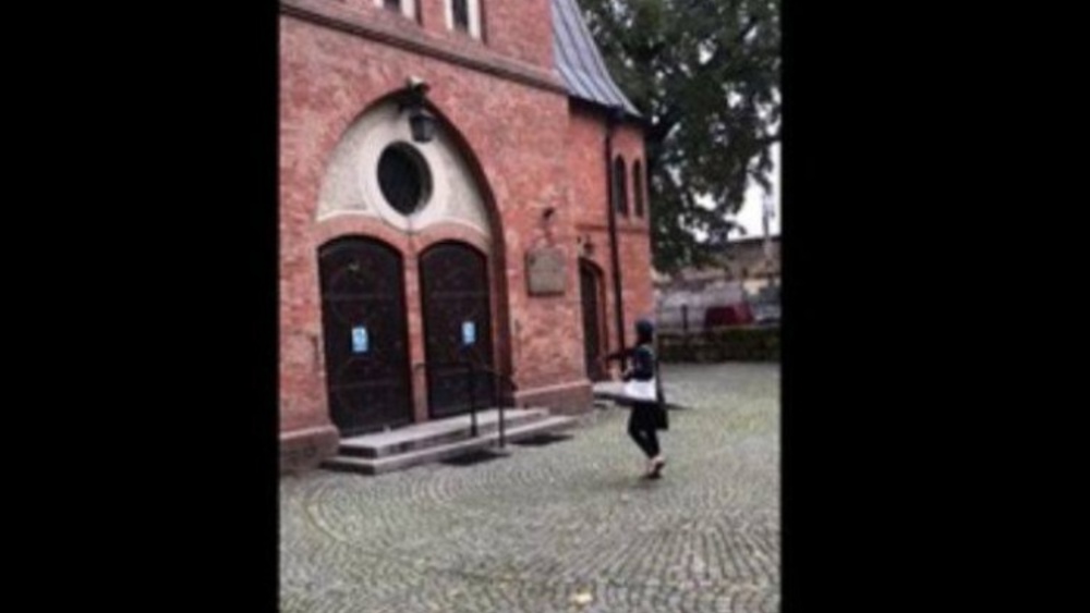 Zofia N. rzucająca jajkami w kościół
