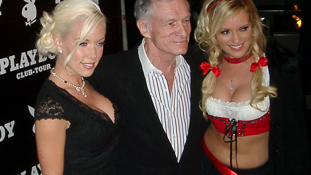 Szef Playboya Hugh Hefner z Kendrą Wilkinson i Bridget Marquardt w Monachium (2006)