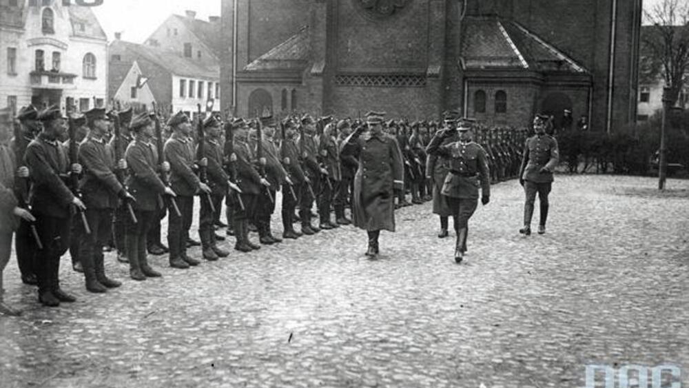 Gen. Józef Dowbór-Muśnicki podczas przeglądu 7 Pułku Strzelców Wielkopolskich