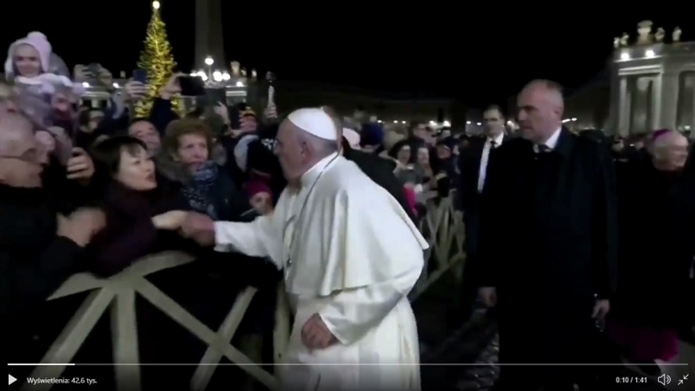 Papież Franciszek uderzył w rękę kobietę, która wcześniej chwyciła mocno za jego rękę i boleśnie mu ją wykręciła.