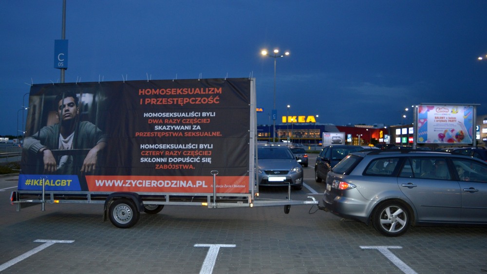 Prawda o LGBT pojawiła się na parkingach przed IKEĄ