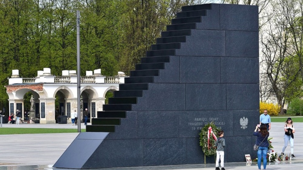 Pomnik ofiar katastrofy smoleńskiej na pl. Piłsudskiego w Warszawie