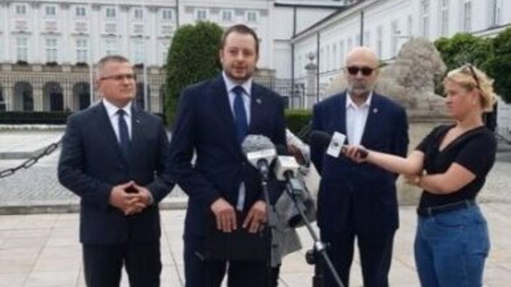 Paweł Czyż z ZChR (w środku)