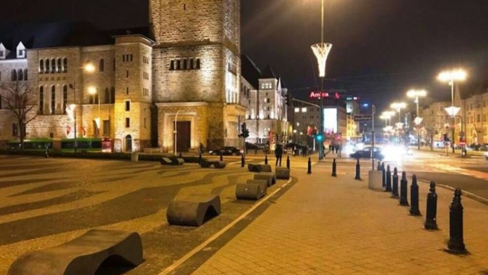 betonowe ławki na placu Mickiewicza w Poznaniu