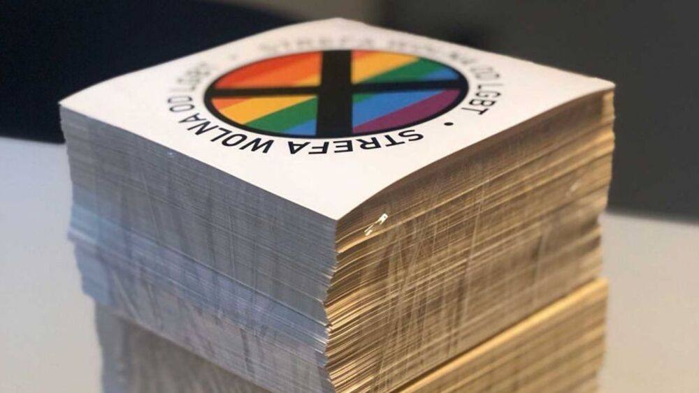Naklejki zostały dołączone jako dodatek do 30. numeru tygodnika „Gazeta Polska”