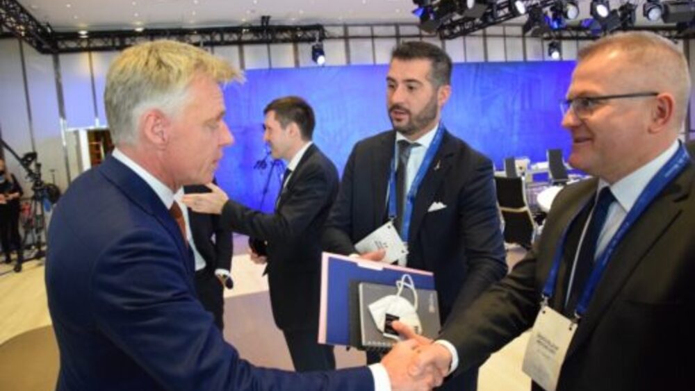 Prezes ZChR dr Bogusław Rogalski wita się z eurodeputowanym Robem Roosem. W środku Paolo Borchia z partii Lega/Twitter.com