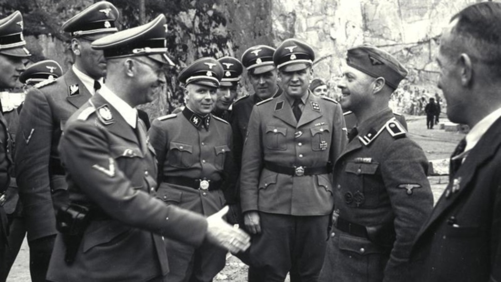 Obrazek ilustracyjny/Obóz koncentracyjny Mauthausen, Himmler wita nieznanego esesmana