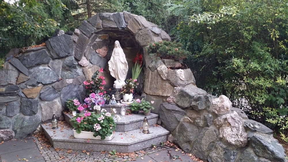 Zniszczono kapliczkę Matki Boskiej w Warszawie. Pijani chuligani czy sataniści?