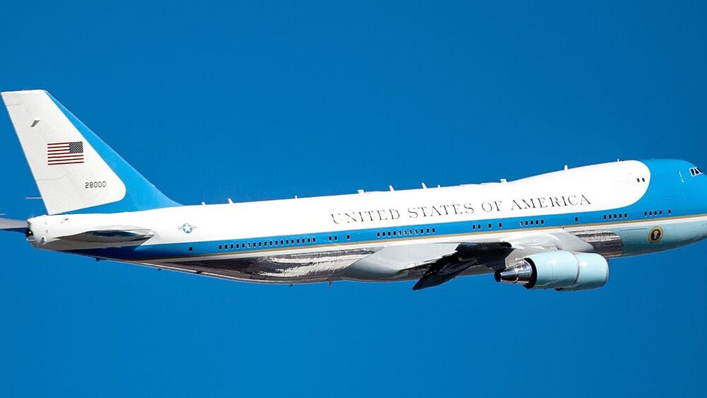 By North Charleston from North Charleston, SC, United States; cropped by Beyond My Ken (dyskusja) 04:48, 19 March 2017 (UTC) - Boeing 787-10 rollout with President Trump, CC BY-SA 2.0, https://commons.wikimedia.org/w/index.php?curid=57202979