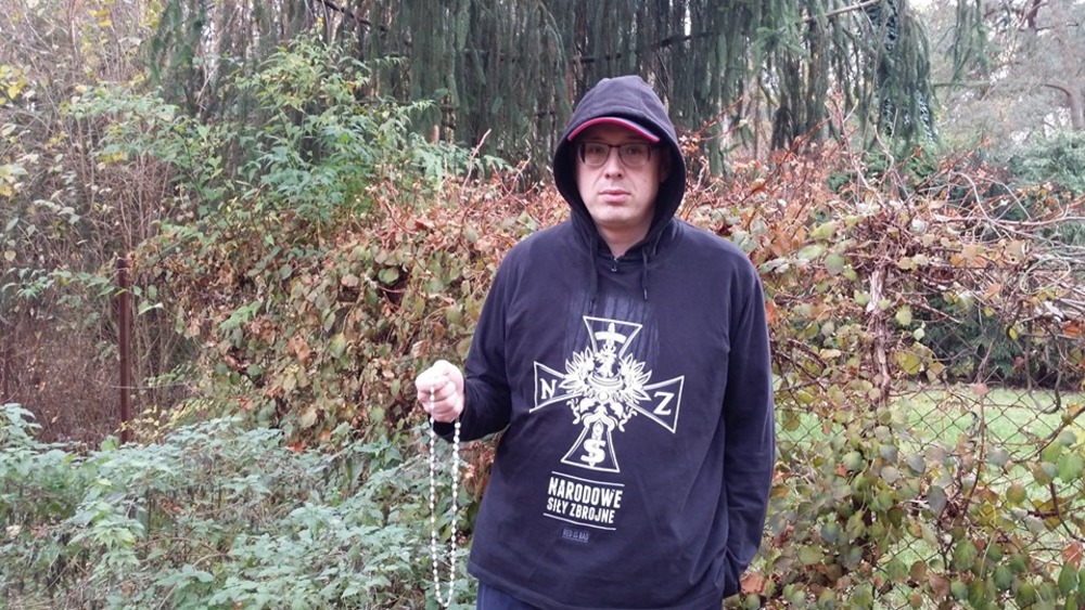 Spisany, bo wyglądał podejrzanie – szedł, odmawiał różaniec, ubrany w patriotyczną bluzę