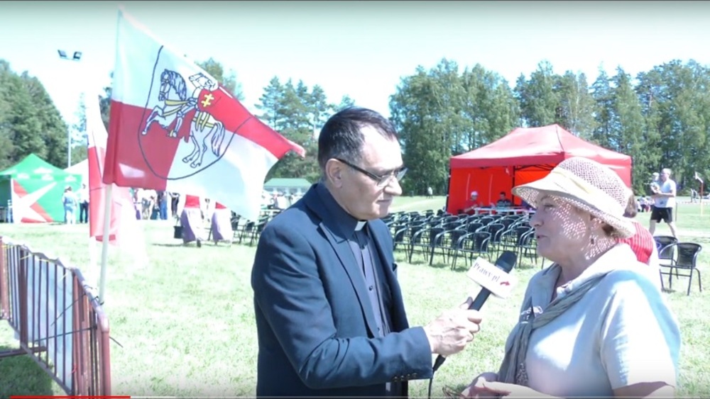 Ks. Ryszard Halwa rozmawia z merem rejonu wileńskiego Panią Marią Rekś