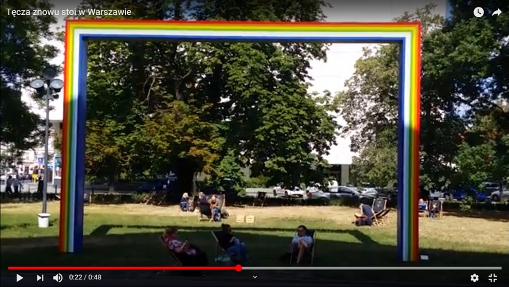 Nowa instalacja tęczy LGBT w Warszawie
