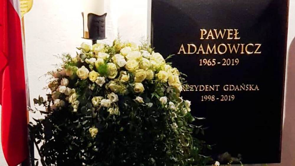 Urna z prochami Pawła Adamowicza w Bazylice Mariackiej w Gdańsku