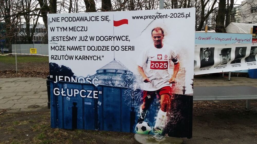 Koczowisko antyPiS przed Sejmem obwieszone banerami Kidawy
