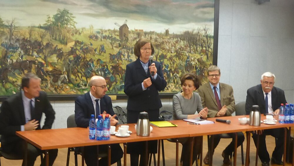 Marlena Maląg trzecia od prawej