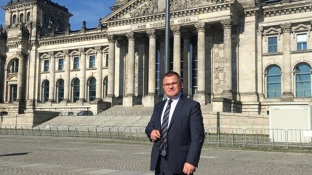 Prezes ZChR dr Bogusław Rogalski pod gmachem Bundestagu