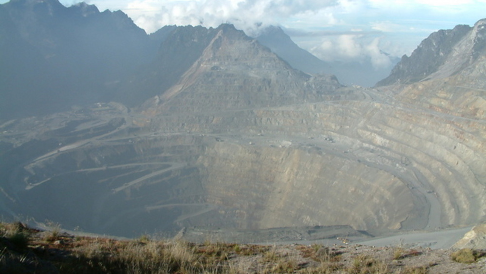 Wyrobisko kopalni Grasberg (w tle Góry Śnieżne)