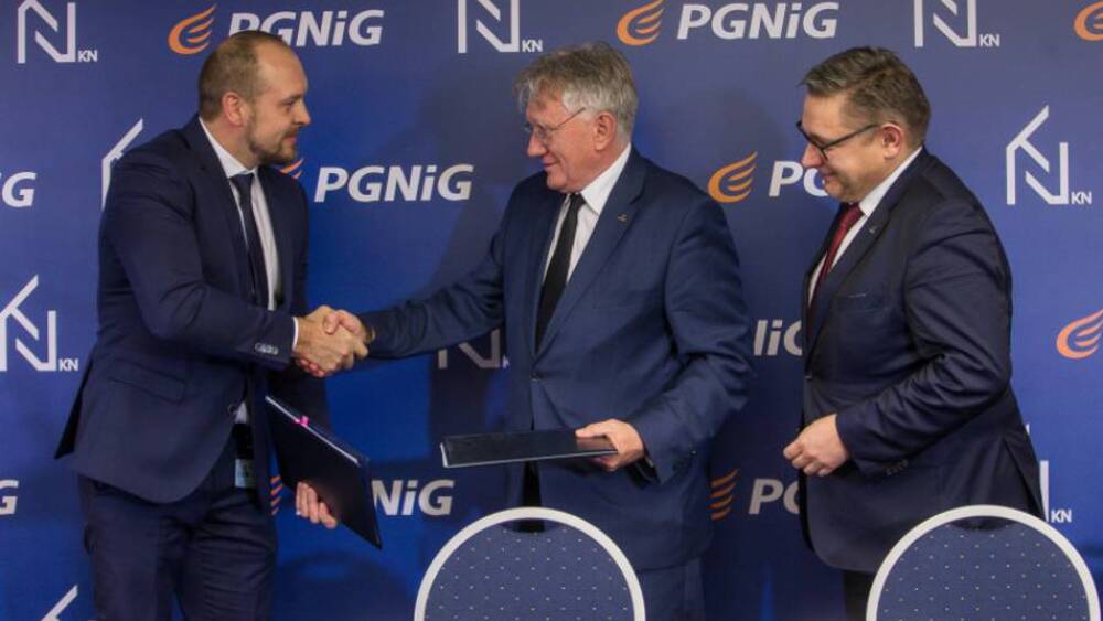Podpisanie umowy. Na zdjęciu (od lewej): dyrektor generalny „Klaipėdos nafta” Darius Šilenskis, prezes i wiceprezes zarządu PGNiG – Piotr Woźniak i Maciej Woźniak