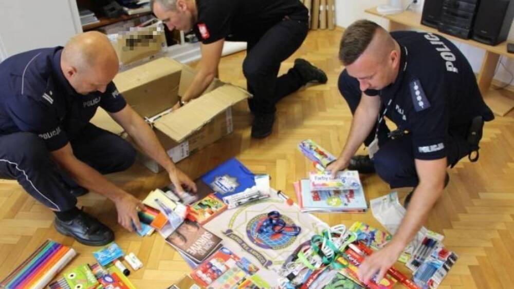 Udało się zebrać różnego rodzaju zeszyty, przybory piśmiennicze, farby, plastelinę, bloki, papiery kolorowe, a nawet książki i bajki do czytania