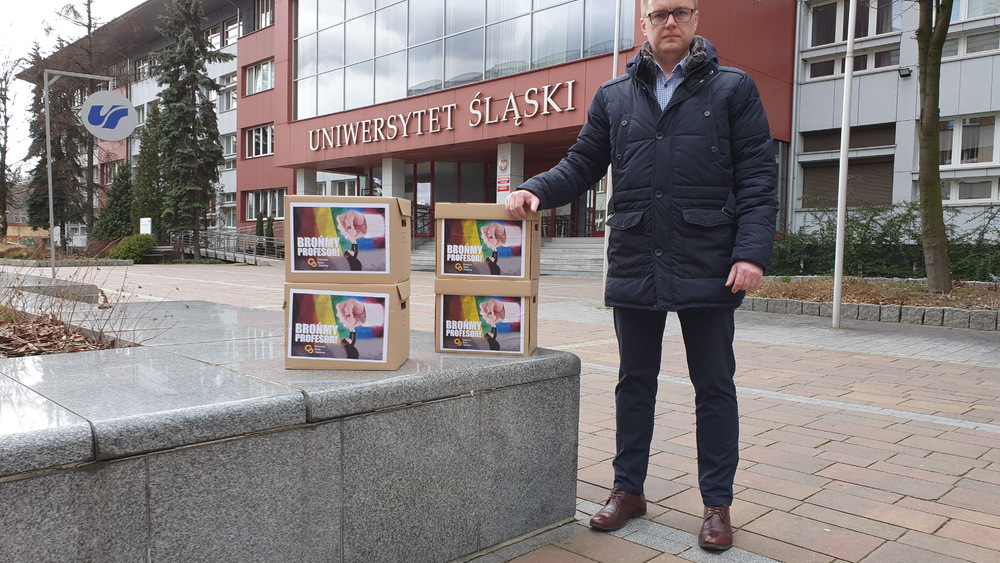 Prezes Centrum Życia i Rodziny Kamil Zwierz przekazuje podpisy w obronie Ewy Budzyńskiej