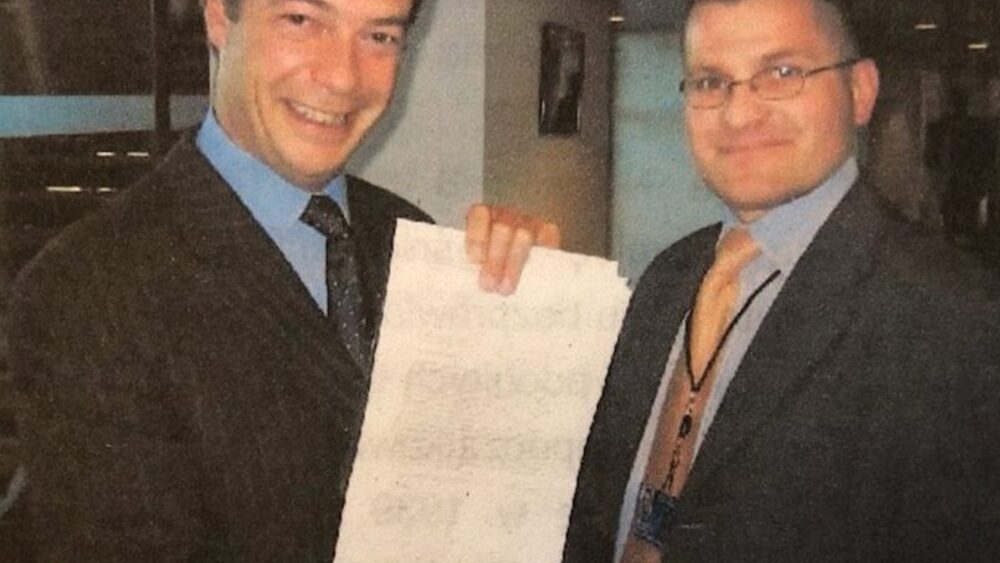 Nigelem Farage i dr Bogusław Rogalski w czasie prezentowania wniosku o odwołanie KE J. Barroso w 2005 roku/Twitter.com