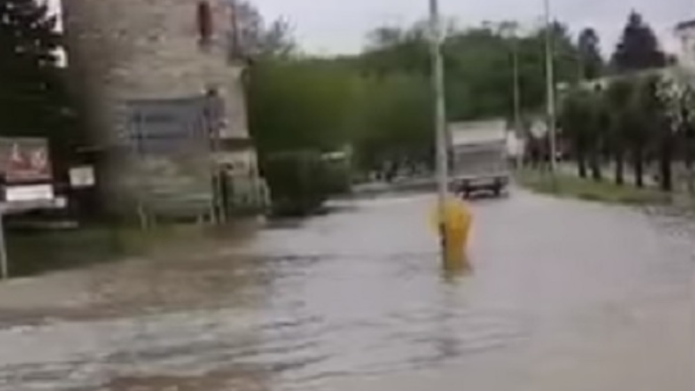 Kazimierza Wielka. Zalana ulica Głowackiego i rondo (22.05.2019)