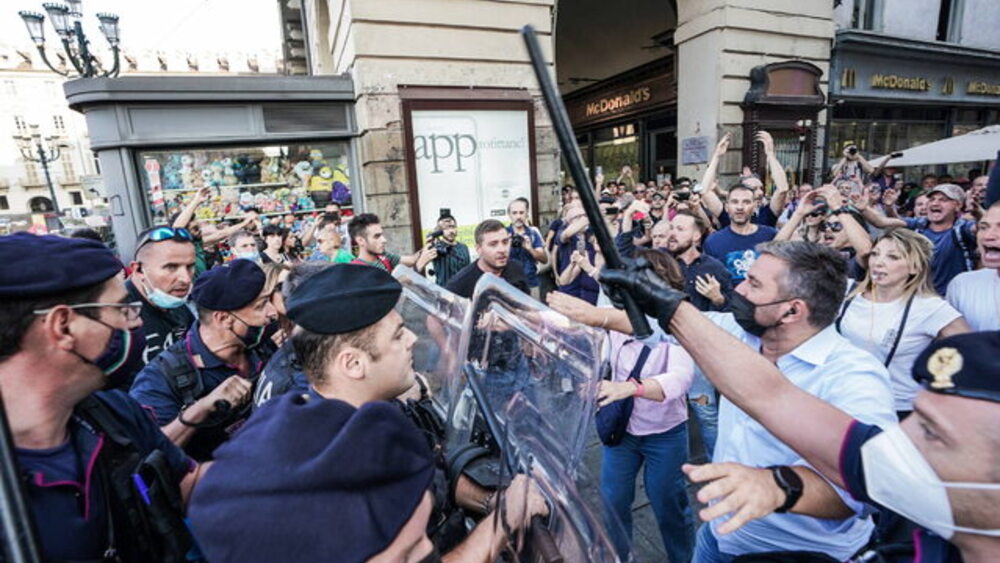 Paryż. Starcia z policją przeciwników "paszportów sanitarnych" / Źródło: PAP/EPA / Tino Romano