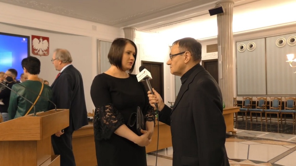 Wywiad z poseł Anną Siarkowską. Rozmawia ks. red. Ryszard Halwa.