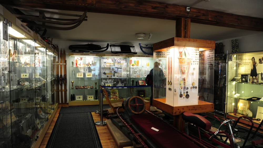 Sala główna wystawy "Z dziejów sportów zimowych" w Muzeum Sportu i Turystyki w Karpaczu