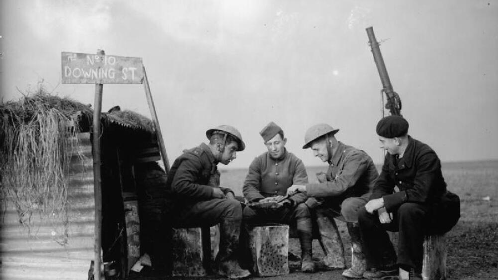Brytyjscy i francuscy żołnierze grają w karty (listopad 1939)