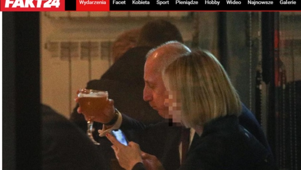 Poseł Sławomir Neumann pije piwo w trakcie przerwy obrad sejmu