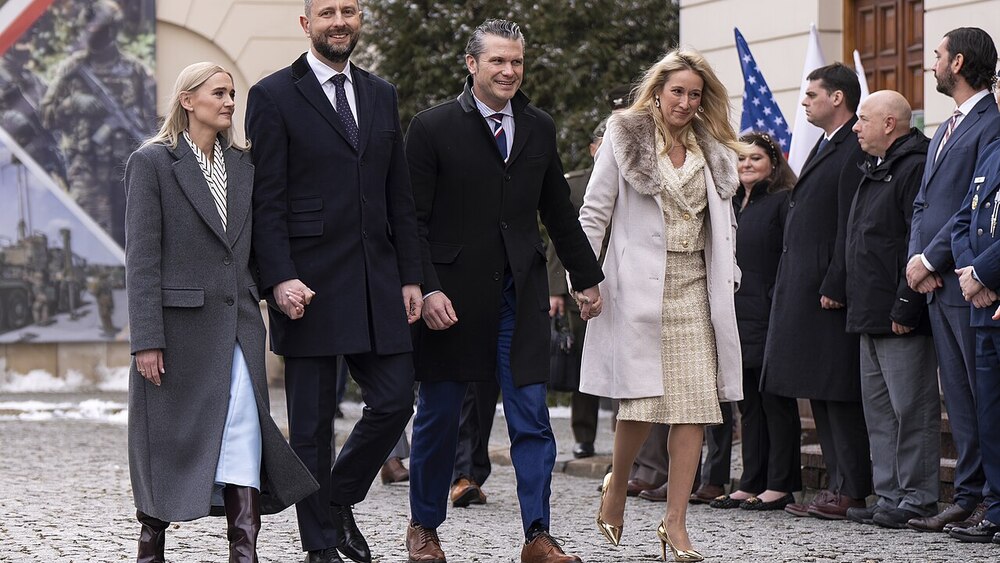 Amerykański sekretarz obrony Pete Hegseth i jego małżonka Jennifer spacerują z wicepremierem i ministrem obrony narodowej Władysławem Kosiniakiem-Kamyszem i jego małżonką Pauliną, 14 lutego 2025 r.