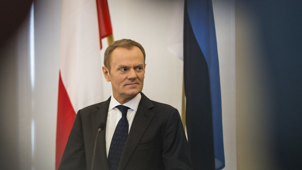 Donald Tusk w Angoli w samej koszuli. „To brak szacunku dla gospodarzy”