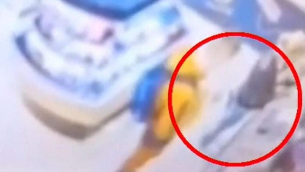 Szokujące sceny na stacji! Kompletnie pijana policjantka z bronią w ręku (FOTO)