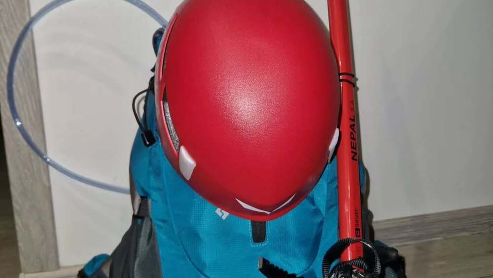 turysta w czerwonym kasku