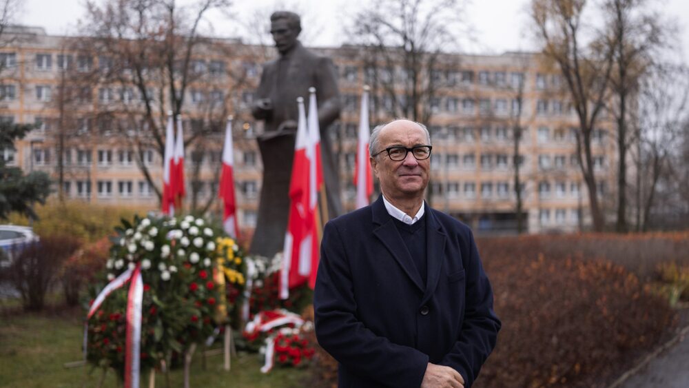 Włodzimierz Czarzasty na tle pomnika socjalisty, Ignacego Daszyńskiego