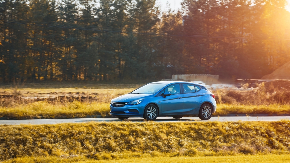 Koniec aut spalinowych w UE? Dlaczego Polacy nie chcą się rozstać z silnikiem benzynowym