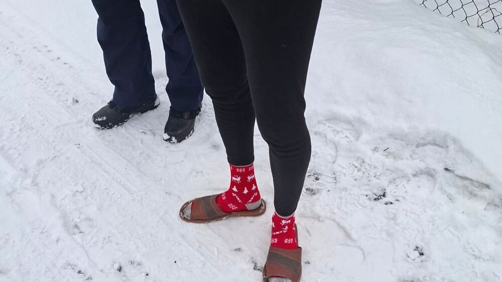 Włamał się, zjadł kiełbasę i poszedł spać.