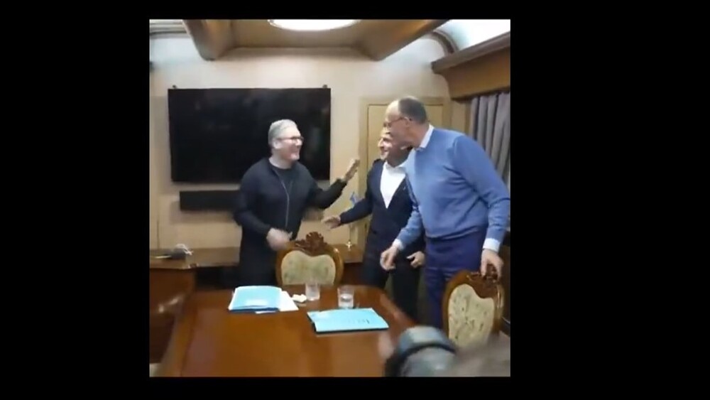 Co schował Macron? Szokujące nagranie obiegło sieć (WIDEO)