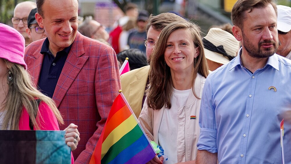 Prezydent Krakowa Aleksander Miszalski podczas "Marszu Równości" w tym mieście w 2024 roku