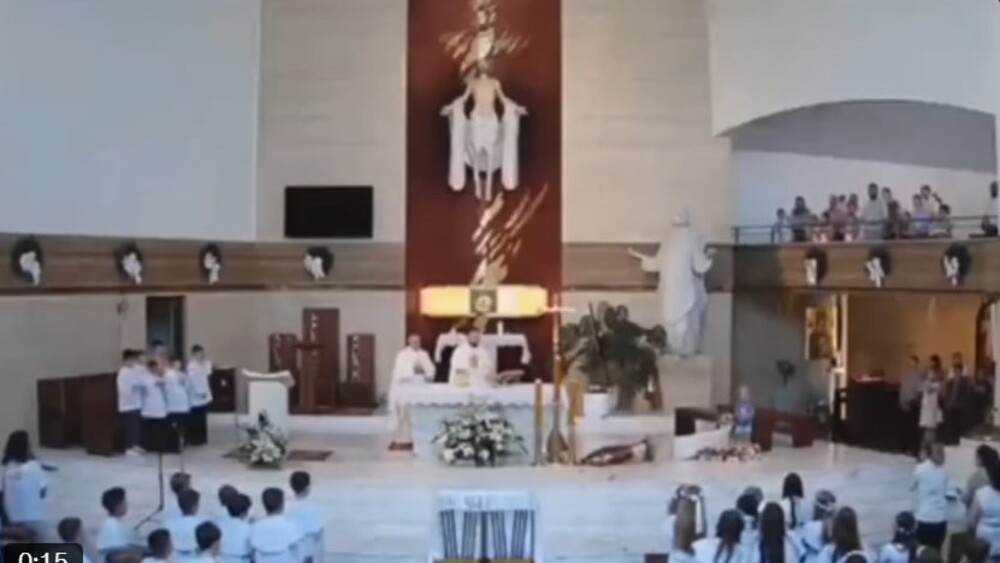Dziecko zwaliło wielką figurę Chrystusa w czasie mszy! Nagranie obiegło sieć (WIDEO)