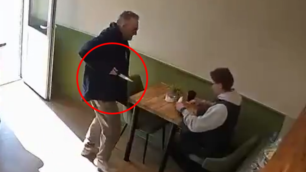 nożownik w kawiarni