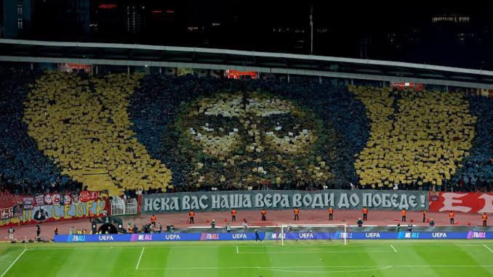 Oprawa przygotowana przez serbskich kibiców, przedstawiająca św. Symeona Serbskiego