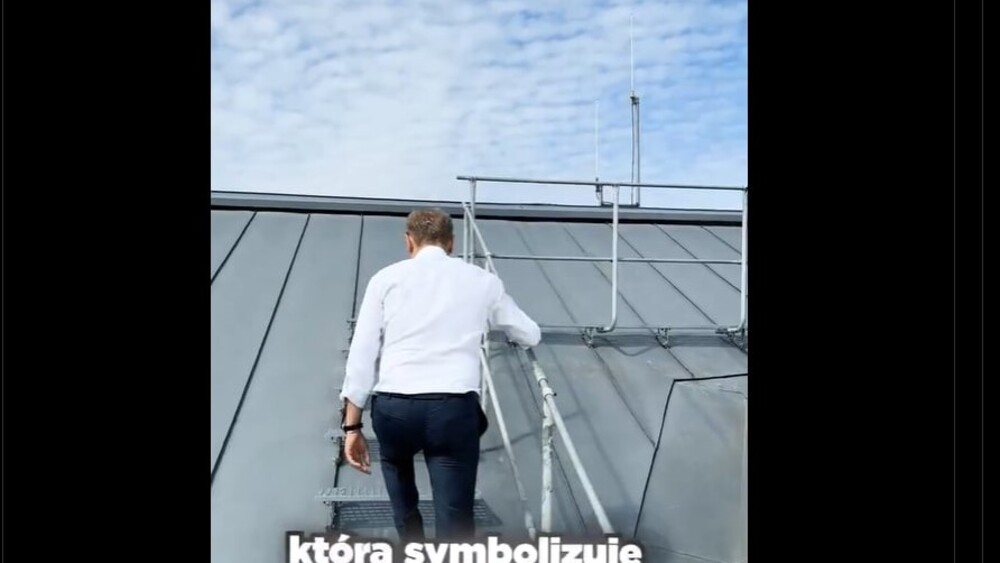 Tusk wszedł na dach KPRM. W sieci zawrzało! (WIDEO)