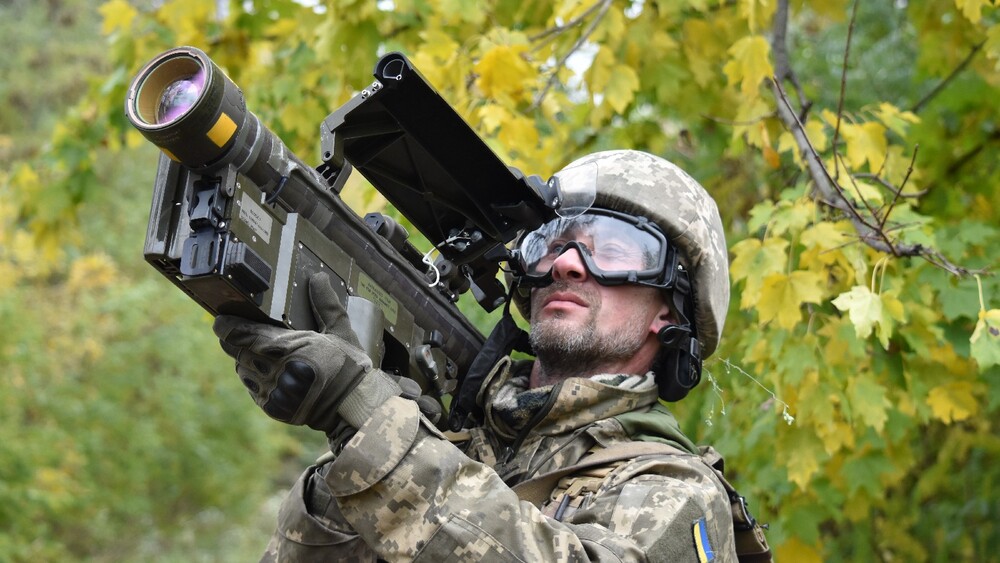 Ukraiński żołnierz 30. Batalionu Przeciwlotniczego Brygady Zmechanizowanej z FIM-92 Stinger podczas rosyjskiej inwazji na Ukrainę