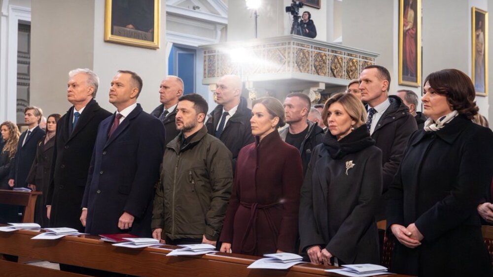 Prezydenci Polski, Litwy i Ukrainy wraz z Małżonkami biorą udział we Mszy Świętej w Archikatedrze Wileńskiej.