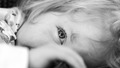Tworzą poliamoryczny związek. Trzech mężczyzn adoptowało dziewczynkę!