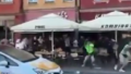 Wielka bijatyka kibiców we Wrocławiu. Rzucali krzesłami i butelkami! [VIDEO]